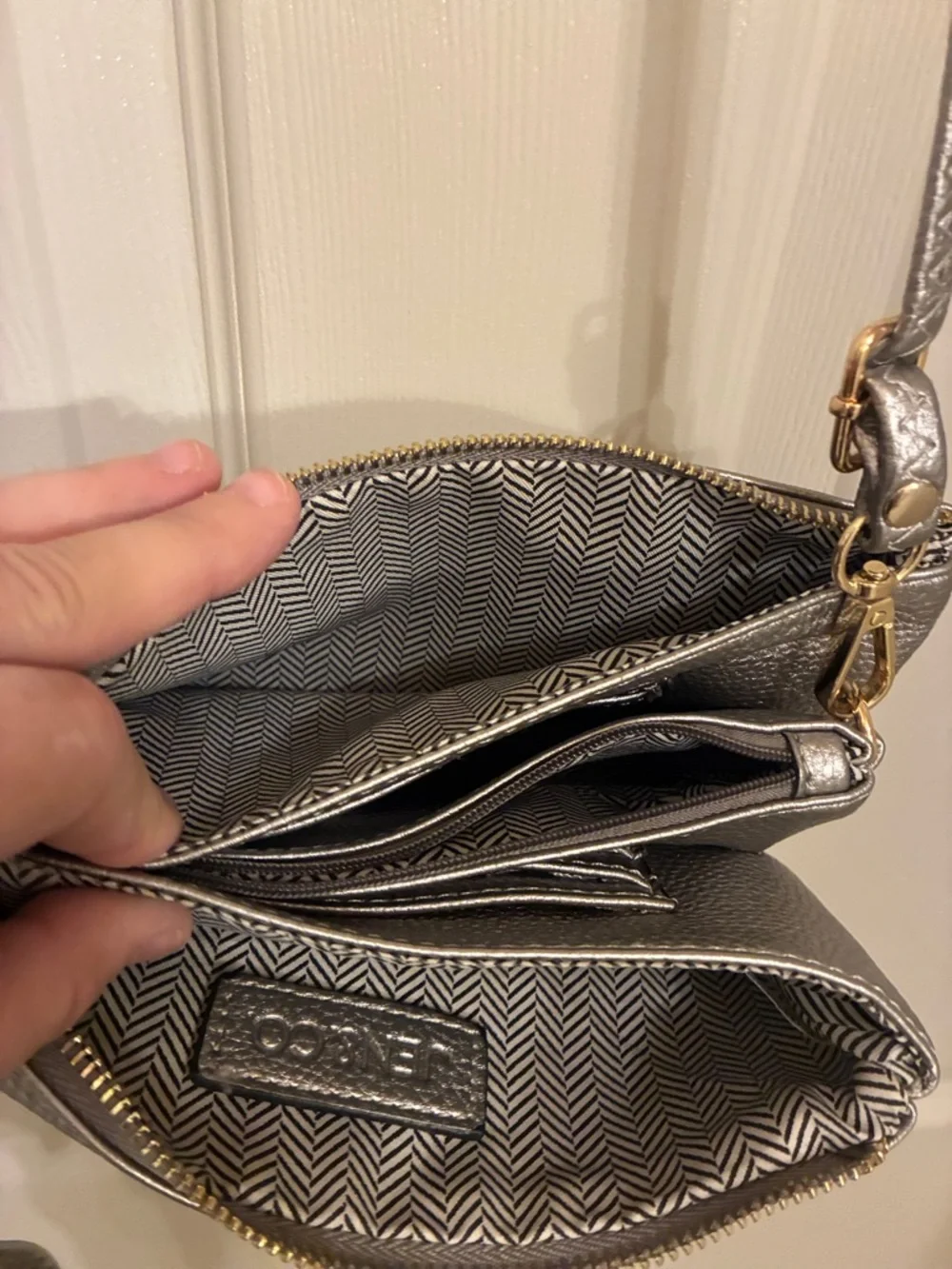 Metallic Silver Pebbled Crossbody Bag‎ with Detachable Strap